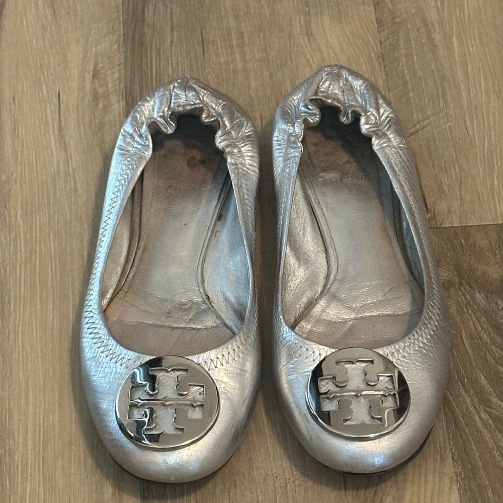 Tory Burch Silver Leather Ballet Flats – Designer Logo Flats – Pre-Owned Size 7